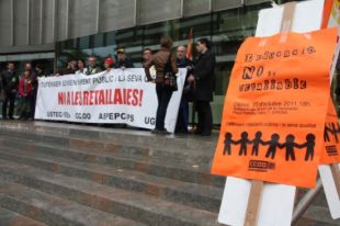 Unes 40 persones es concentren a Girona en contra les retallades en Ensenyament