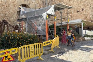 Tossa tanca dues terrasses per risc de despreniments a la muralla medieval