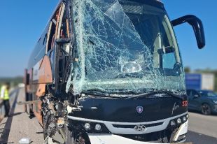 Un ferit en el xoc d'un autobús amb un camió a l'AP-7 a Maçanet de la Selva