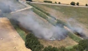 17 dotacions, tres d'aèries, treballen en un incendi en camps de conreu a Pedret i Marzà