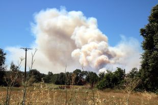L’incendi de la Bisbal s’estén a les Gavarres i obliga a ampliar el confinament