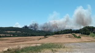 Un incendi al Pla de l’Estany obliga a confinar Vilavenut i el Palol de la Farga