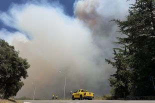 Els Bombers prioritzen tancar el flanc dret del foc de la Bisbal abans del canvi de vent