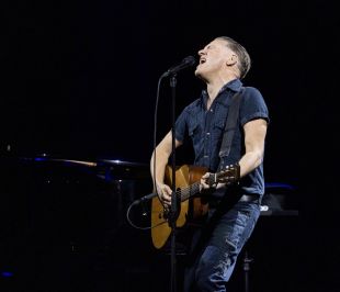 Bryan Adams emociona Cap Roig amb un concert íntim només amb veu, guitarra i piano