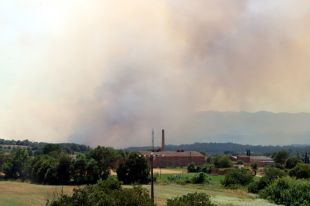 Nova alerta als mòbils: els Bombers amplien el confinament per l’incendi a les Gavarres