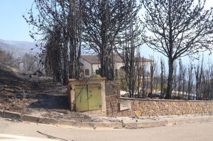 Illa anuncia que el flanc dret de l’incendi de la Bisbal ja ha quedat estabilitzat