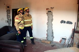 Els Bombers revisen les cases afectades per l’incendi de les Gavarres per detectar risc de col·lapse