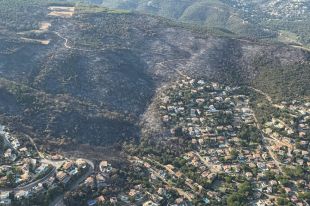 L’incendi de la Bisbal continua estabilitzat després de superar el dia de més risc