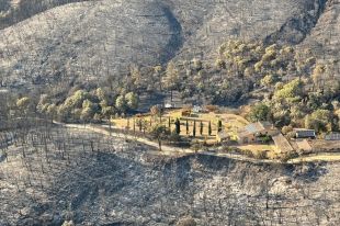 Els Bombers mantenen l’incendi de la Bisbal estabilitzat però ajornen el donar-lo per controlat