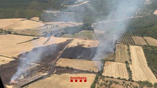 Un incendi entre Terrades i Llers afecta una granja i mobilitza 13 dotacions dels Bombers