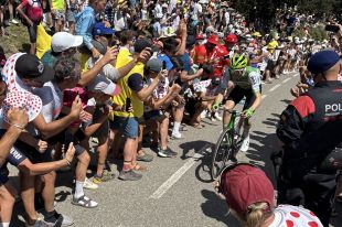 Milers d’aficionats omplen la Molina per veure el pas del Tour de França