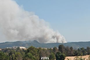 Quatre grans incendis posen al límit el dispositiu dels Bombers a Catalunya