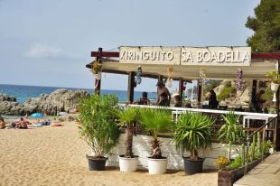 Lloret prohibeix fumar a les terrasses de les guinguetes de la platja