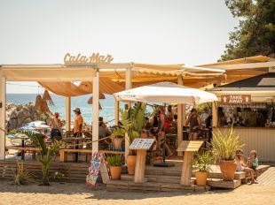 Lloret prohibeix fumar a les terrasses de les guinguetes de la platja