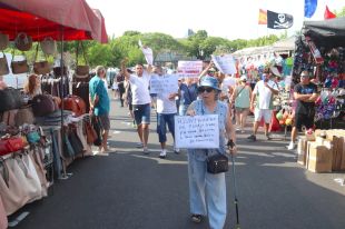 Els marxants de Platja d’Aro inicien una mobilització indefinida per la reducció de parades