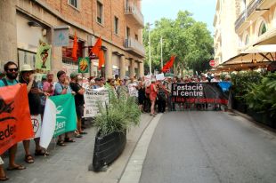 Unes 150 persones es concentren a Figueres contra el ''còctel de projectes'' traçats a l'Empordà