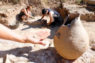 Troben una gerra amb un ou d’una ofrena romana de fa 1.800 anys a Sarrià de Ter