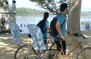 Dos informadors ambientals vetllen pel civisme a l’Estany de Banyoles aquest estiu