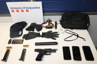 Detenen dos homes amb un cotxe robat, una pistola i 24 bales a Castelló d’Empúries