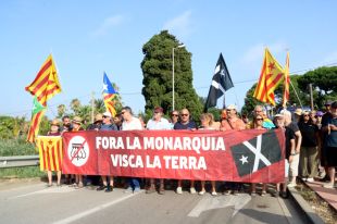 Una cinquantena de manifestants tallen un accés a Empúries per la visita de la família reial