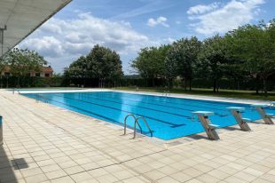Uns desconeguts defequen a la piscina de Besalú i l'han de tancar