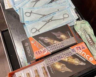 Comissen uns 5.300 productes irregulars per a tatuatges i pírcings a Girona, Lloret i Platja d'Aro