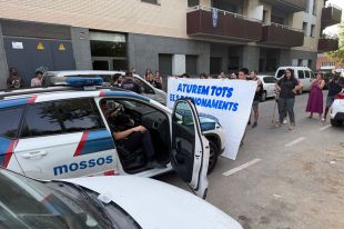 El macrodesnonament de 18 pisos a Girona queda aturat a última hora