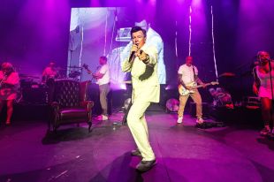 Rick Astley converteix Cap Roig en un karaoke gegant amb els seus grans himnes