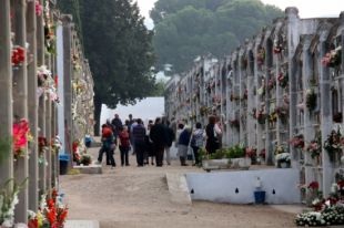 Milers de ciutadans compleixen amb el ritual d'anar als cementiris per Tots Sants