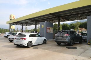 La gasolina i el dièsel tornen a pujar en plena operació sortida d’agost