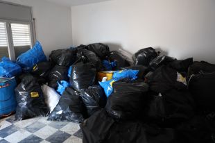 Vuit detinguts i uns 3.900 productes falsificats decomissats en un cop contra el top manta a Roses