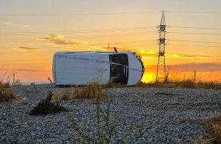 Una furgoneta bolca a l'N-II a Garrigàs i el conductor abandona el vehicle