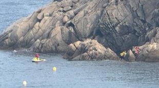 Ferit un jove en colpejar-se contra les roques mentre saltava al mar a Palamós