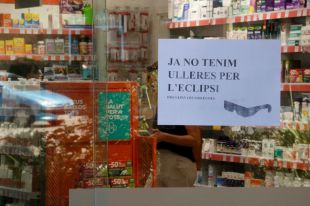 Les òptiques gironines es queden sense ulleres per veure l’eclipsi solar