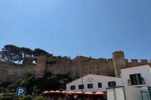 Tres de cada deu comerços de Tossa no tenen la retolació exterior en català
