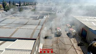 Un incendi crema almenys un autobús en una nau industrial de Banyoles