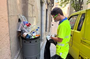 Girona planta cara a les papereres desbordades amb més buidatges i multes