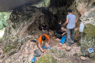 Eines, collarets i ossos revelen la vida a Serinyà de fa més de 20.000 anys