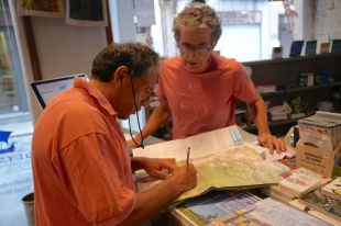 Les guies de viatge en paper resisteixen a Girona malgrat l’auge de la IA