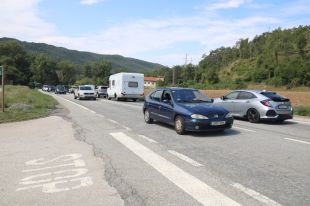Sant Joan reclama més personal per reduir les cues de l’N-260 durant les obres