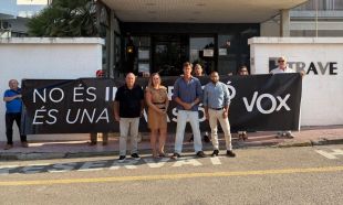 Vox protesta a Figueres contra la immigració i insisteix en una informació desmentida