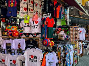 Lloret multa comerços per exposar articles amb missatges ofensius al carrer