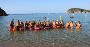 Una quarantena de nedadors es llancen al mar a Palamós per reclamar més seguretat