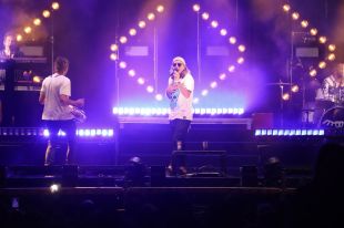 La Fúmiga omple la Rambla de Figueres en el seu últim concert gratuït abans del comiat
