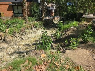 Comencen les obres per reparar l'esvoranc al canal de reg del parc de la Devesa
