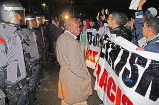 Un centenar de persones es manifesten a Salt contra l'inici de campanya de PxC