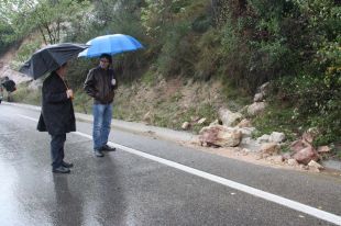 Una esllavissada de terra obliga a tallar un dels accessos a la ciutat de Girona