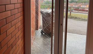 Vidres, portes i el quadre elèctric destrossats: Banyoles blinda el pavelló de Can Puig