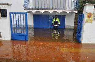 La forta pluja inunda diversos carrers i baixos d'habitatge del Port de la Selva