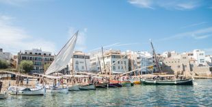 L'Escala reuneix divuit embarcacions a la Trobada de Vela Llatina